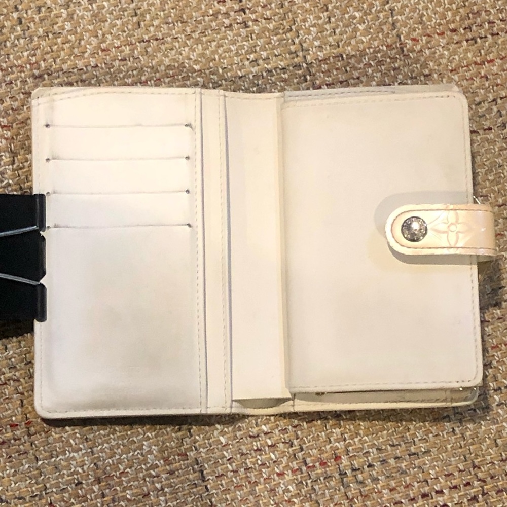 LOUIS VUITTON Ivory Vernis Leather Kiss Lock Bifold Wallet MI0076 - Picture 6 of 17